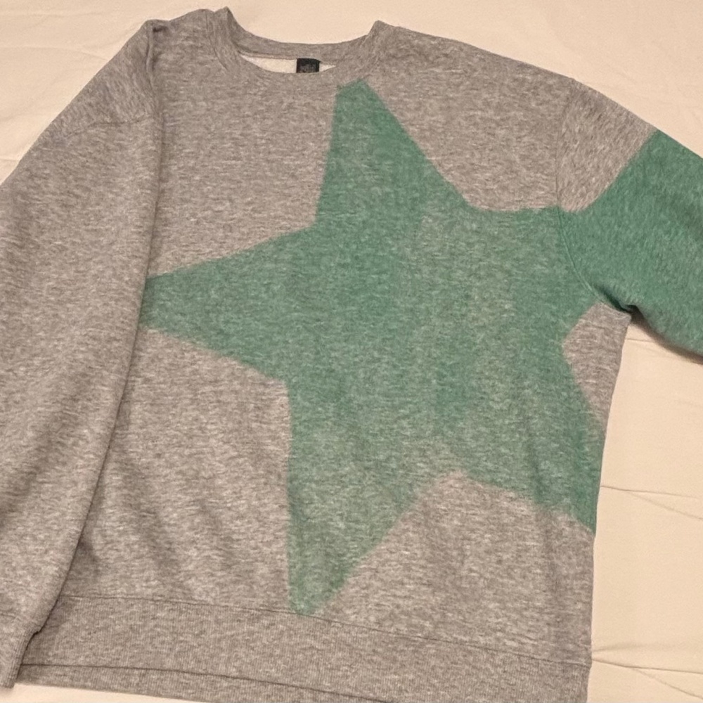 Wild Fable Gray with Green Star Sweatshirt Long Sleeves Round Neck Large